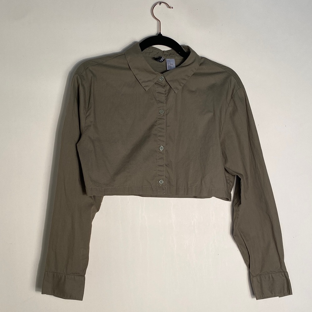 H&M Army Green Super Cropped Button Down Top! Makes waist look snatched! M